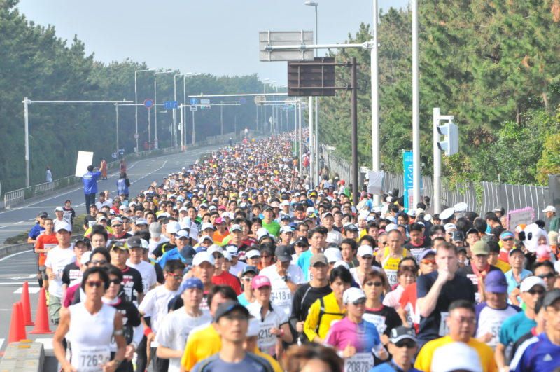 2011年11月3日の第6回湘南国際マラソンで疾走するランナーたち