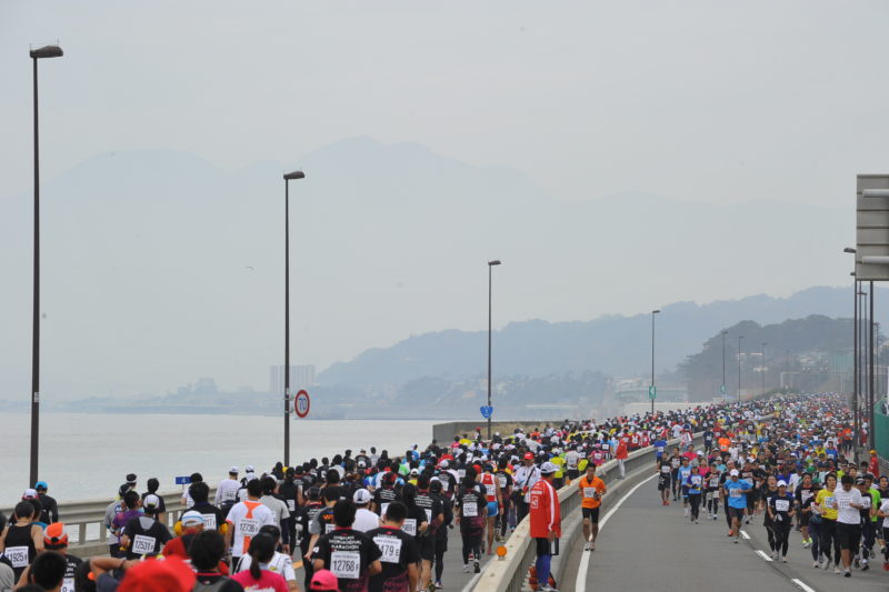 2011年11月3日の第6回湘南国際マラソンを疾走する2万人を超えるランナーたち