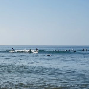 七里ヶ浜のサーファー