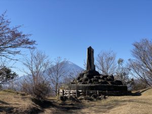 石碑越しの富士山