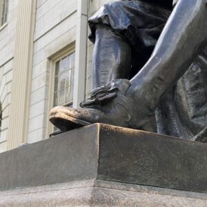 ハーバード大学ジョン・ハーバードの銅像の足