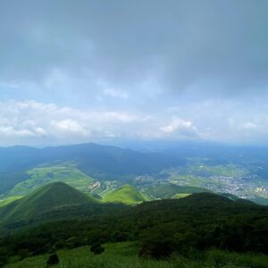 由布岳から見る湯布院の町や九重連山