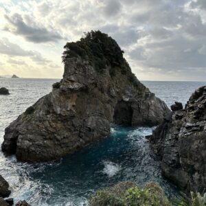 崖の下 海の上 徳浜展望所の奇岩