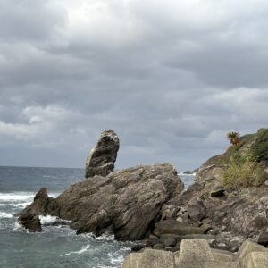 戸円海岸近くのグッジョブの岩